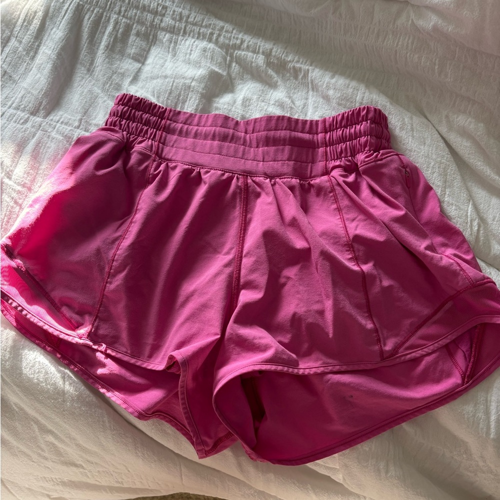 lululemon sonic pink high rise 2.5" inseam hotty hot shorts